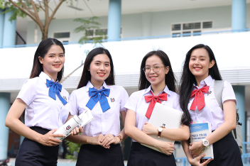 Đại học Chính quy Tiếng Anh bán phần, Đặc biệt